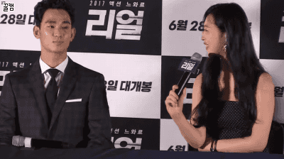 영화 리얼 기자회견에서 설리 워워 시키는 김수현 | 인스티즈