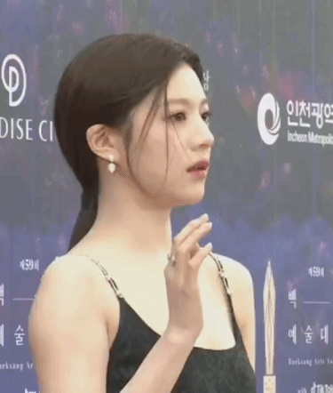 누가봐도 긴장해서 굳어버린 배우 고윤정 ㅋㅋㅋㅋ.jpgif | 인스티즈