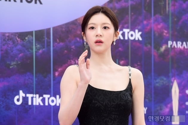 누가봐도 긴장해서 굳어버린 배우 고윤정 ㅋㅋㅋㅋ.jpgif | 인스티즈