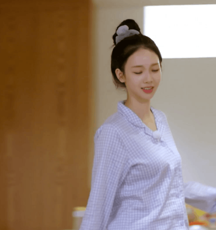 잠옷 입고 뛰어오는 올림머리 에스파 카리나 | 인스티즈