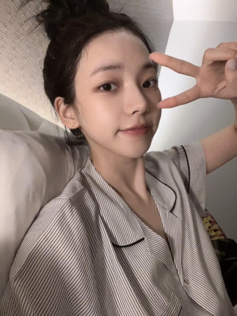 잠옷 입고 뛰어오는 올림머리 에스파 카리나 | 인스티즈