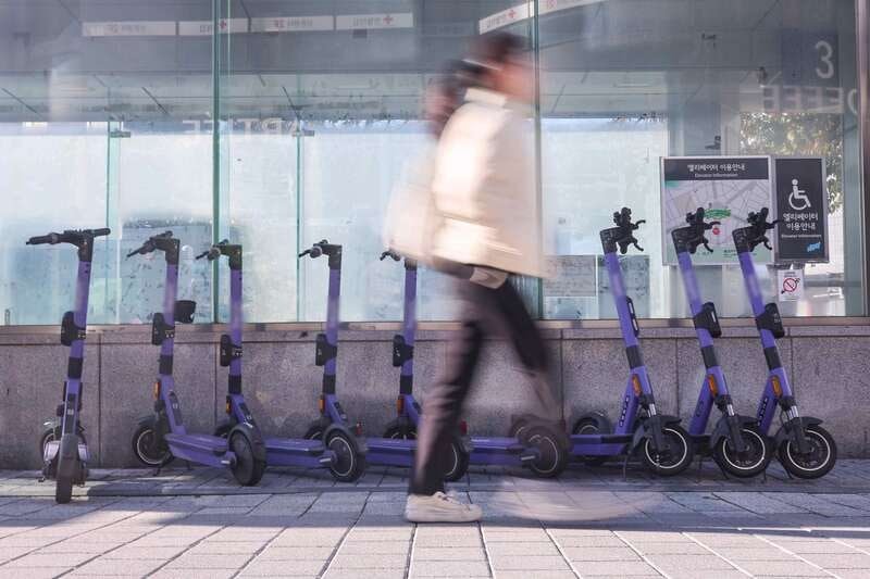 전동킥보드 타던 10대, 군 차량에 치여 숨져 / 딸 지키려다…'무면허 중학생' 킥보드에 치인 엄마 중태 | 인스티즈