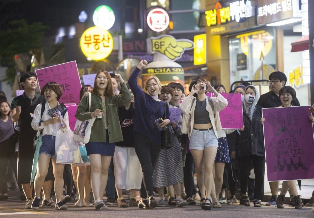 강남역에서 무참히 살해된 여성의 추모시위에서 웃고있는 사람들.jpg | 인스티즈