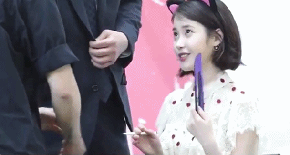 자기얼굴 문신한 팬보고 놀라는 아이유.gif | 인스티즈
