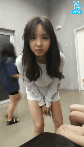 [트와이스] 오늘자 V앱 나연 핸드폰 실종사건.gif | 인스티즈