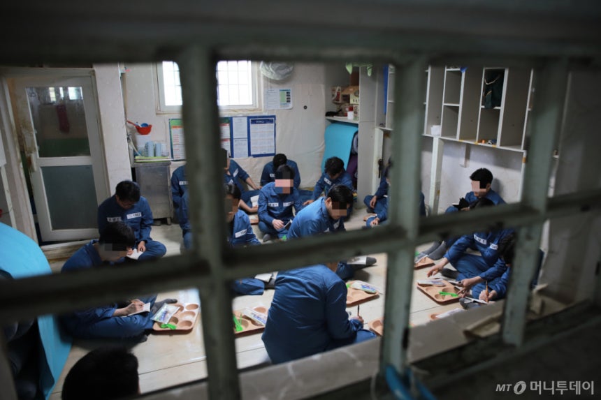 설거지 중 물 '뚝' 끊겼다..."시설 이게 뭐냐" 교도관 고소하는 수용자들 | 인스티즈