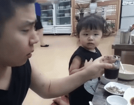 아프리카 tv 비제이 철구가 방송중에 자기 딸한테 하는행동들 | 인스티즈
