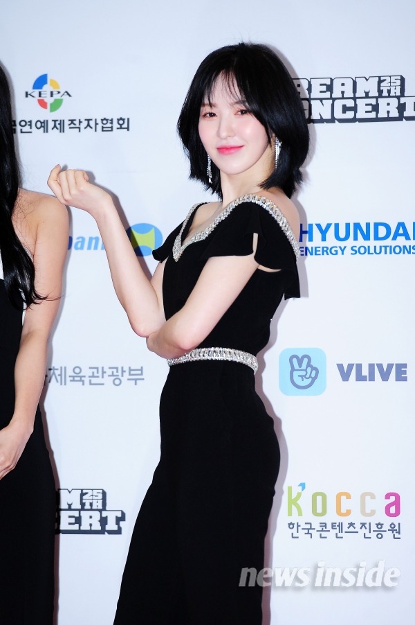 레드벨벳 웬디가 드림콘서트 레드카펫에서 혼자만 요청 받아서 한 포즈.jpgif | 인스티즈