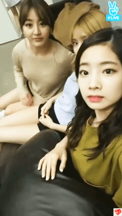 [트와이스] 오늘자 V앱 나연 핸드폰 실종사건.gif | 인스티즈