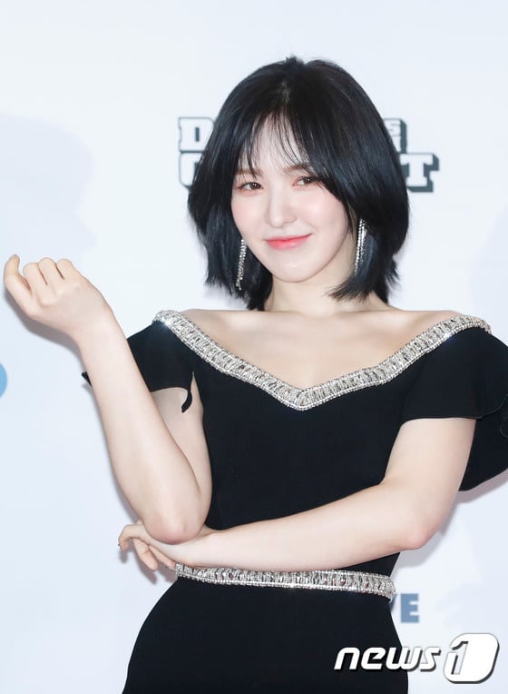레드벨벳 웬디가 드림콘서트 레드카펫에서 혼자만 요청 받아서 한 포즈.jpgif | 인스티즈