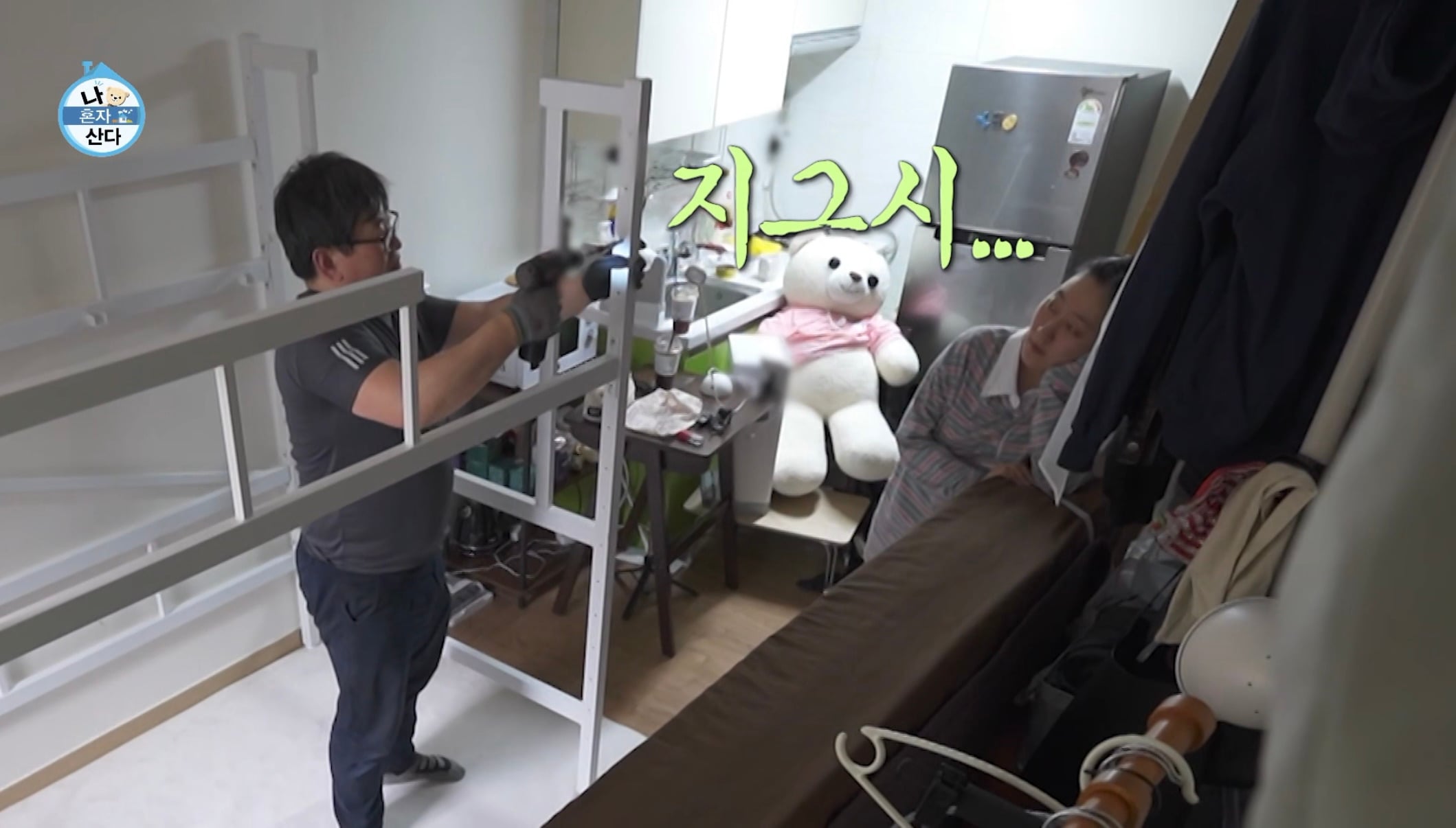 2층 침대 설치하러 왔다 귀에 피나신 설치 기사님-나혼산 박경혜편 | 인스티즈