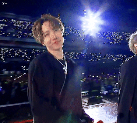 공연 중에 무대바닥 열려있는 걸 발견한 방탄 안무팀장 제이홉.jpgif | 인스티즈