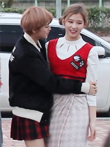 트와이스 사나를 애기다루듯하는 정연.gif | 인스티즈