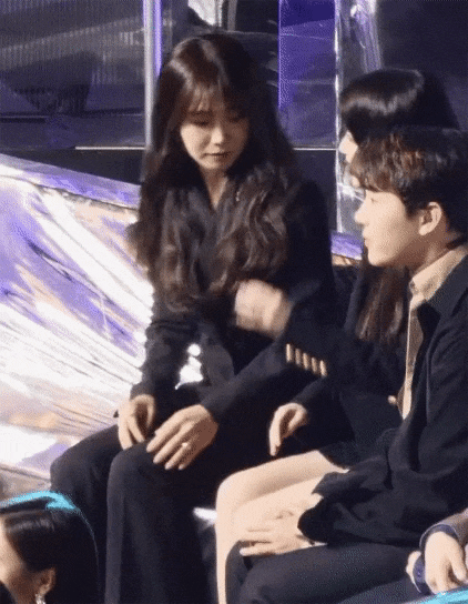 아이유의 짧은치마에 자기가 더 안절부절 못하는 정은지.gif | 인스티즈
