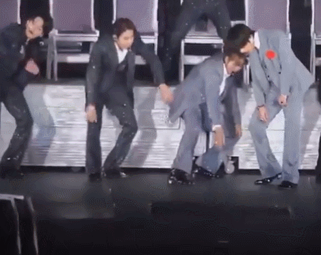 공연 중에 무대바닥 열려있는 걸 발견한 방탄 안무팀장 제이홉.jpgif | 인스티즈