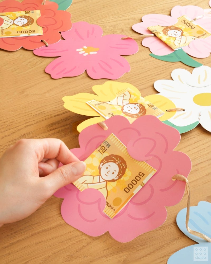 2026 다이소 가정의 달💐 어린이날부터~생화 카네이션 & 카네이션 브로치🌹 어버이날까지 준비 끝!🎁 우리 가족 웃음 버튼 ON | 인스티즈