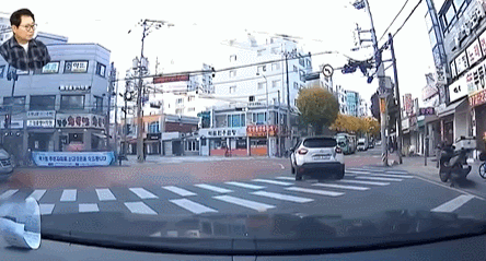 무단횡단하다 깜짝 놀라는 여성 | 인스티즈