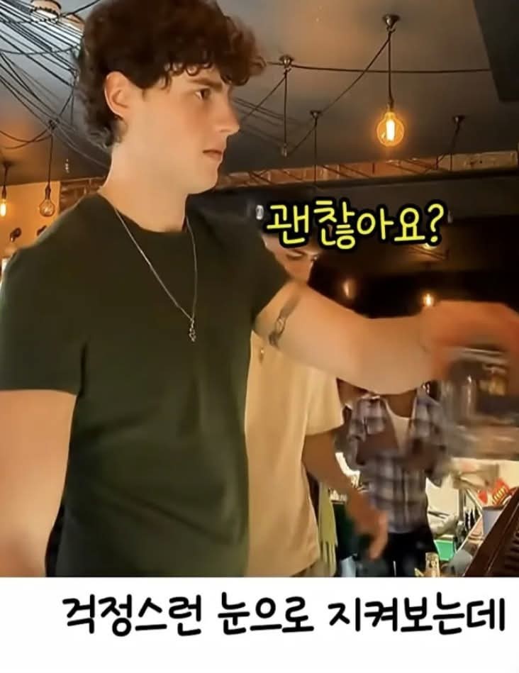 뭔가 이상한 남자를 감지한 카페 알바생.jpg | 인스티즈