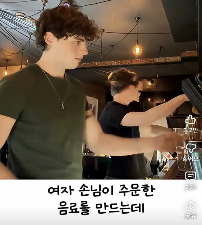 뭔가 이상한 남자를 감지한 카페 알바생.jpg | 인스티즈
