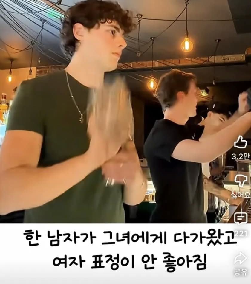 뭔가 이상한 남자를 감지한 카페 알바생.jpg | 인스티즈