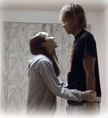 키 차이가 많이 나는 커플의 키스.gif | 인스티즈