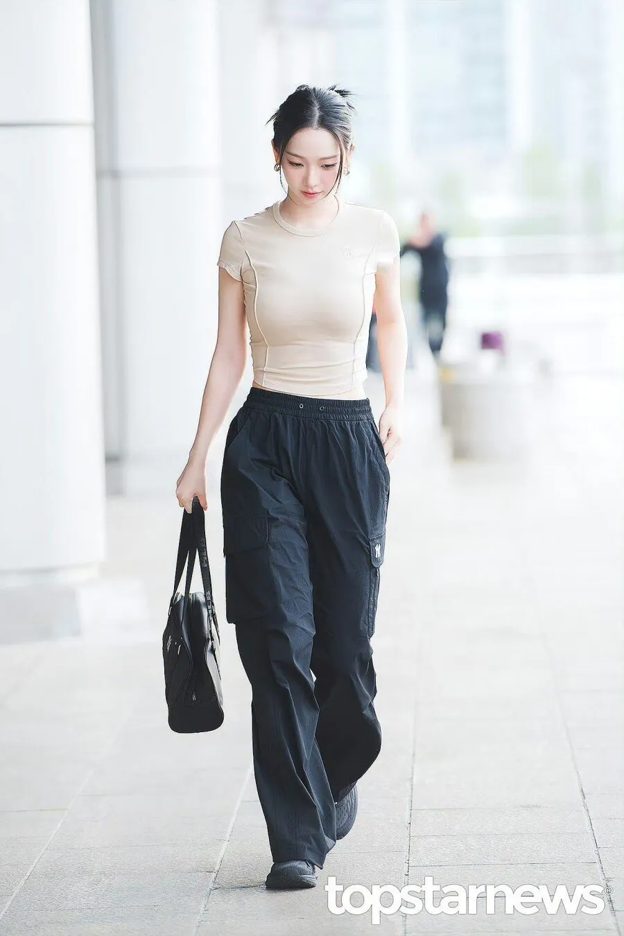 오늘자 반팔티 카리나 | 인스티즈