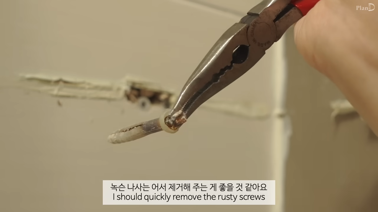 야무지다는 반응 많은 어떤 브이로거의 화장실 셀프 보수 (스압주의) | 인스티즈