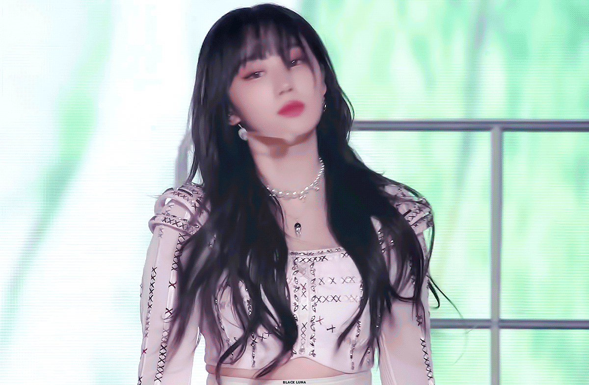 카리나, 윈터에 가려진 에스파 지젤.gif | 인스티즈