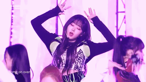 카리나, 윈터에 가려진 에스파 지젤.gif | 인스티즈