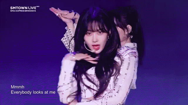 카리나, 윈터에 가려진 에스파 지젤.gif | 인스티즈