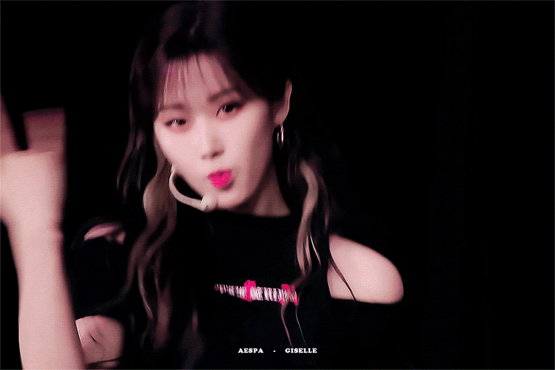 카리나, 윈터에 가려진 에스파 지젤.gif | 인스티즈