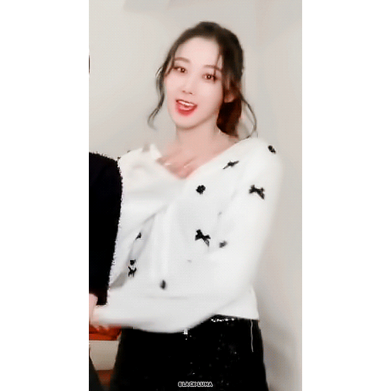 카리나, 윈터에 가려진 에스파 지젤.gif | 인스티즈