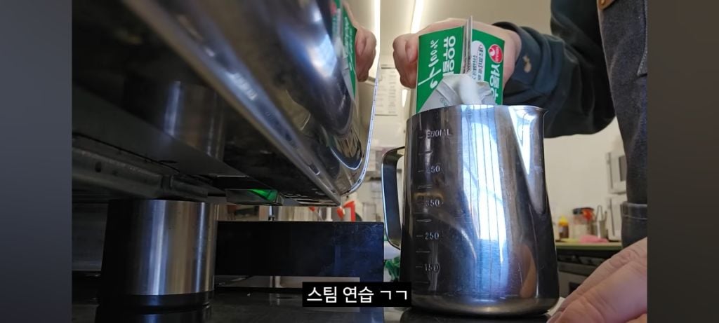 히키에서 알바N번 짤려도보고 카페알바 잘해보려고 내돈내산 라떼아트 배우러갔다가 본사에 초대받은 유투버 | 인스티즈