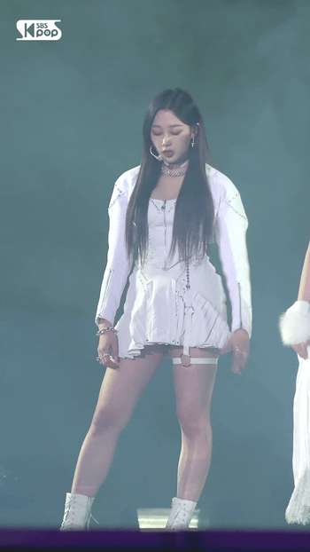 카리나, 윈터에 가려진 에스파 지젤.gif | 인스티즈