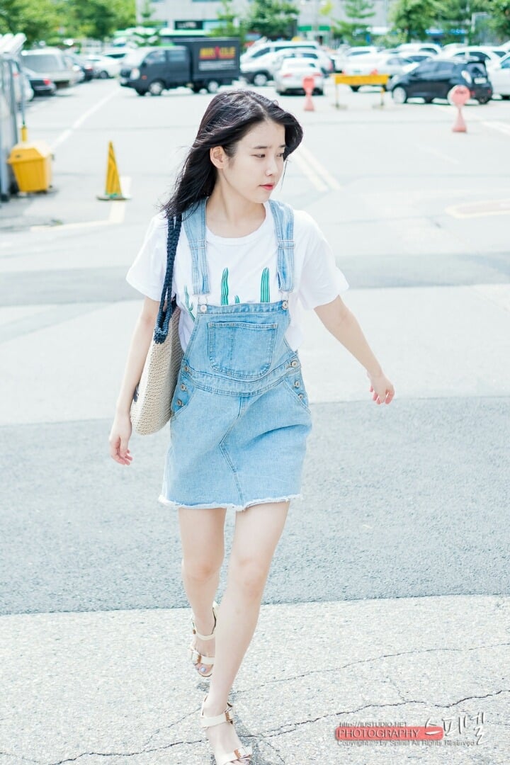 청멜빵 코디 자주하는 아이유.jpg | 인스티즈