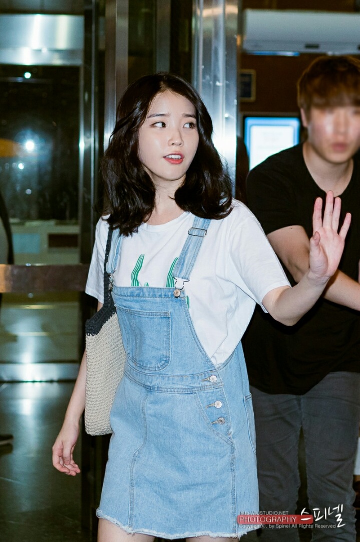 청멜빵 코디 자주하는 아이유.jpg | 인스티즈