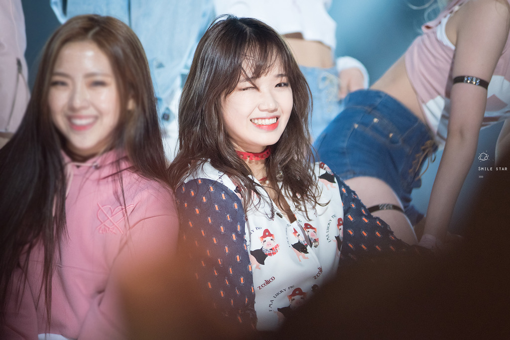 [프로듀스101] 섹시한척 리즈찍는 최유정.jpg (feat. 우리찐) | 인스티즈