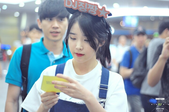청멜빵 코디 자주하는 아이유.jpg | 인스티즈