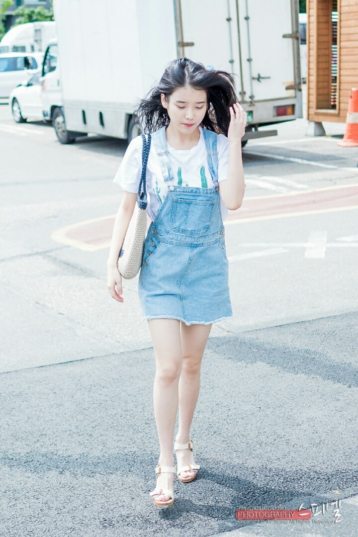 청멜빵 코디 자주하는 아이유.jpg | 인스티즈