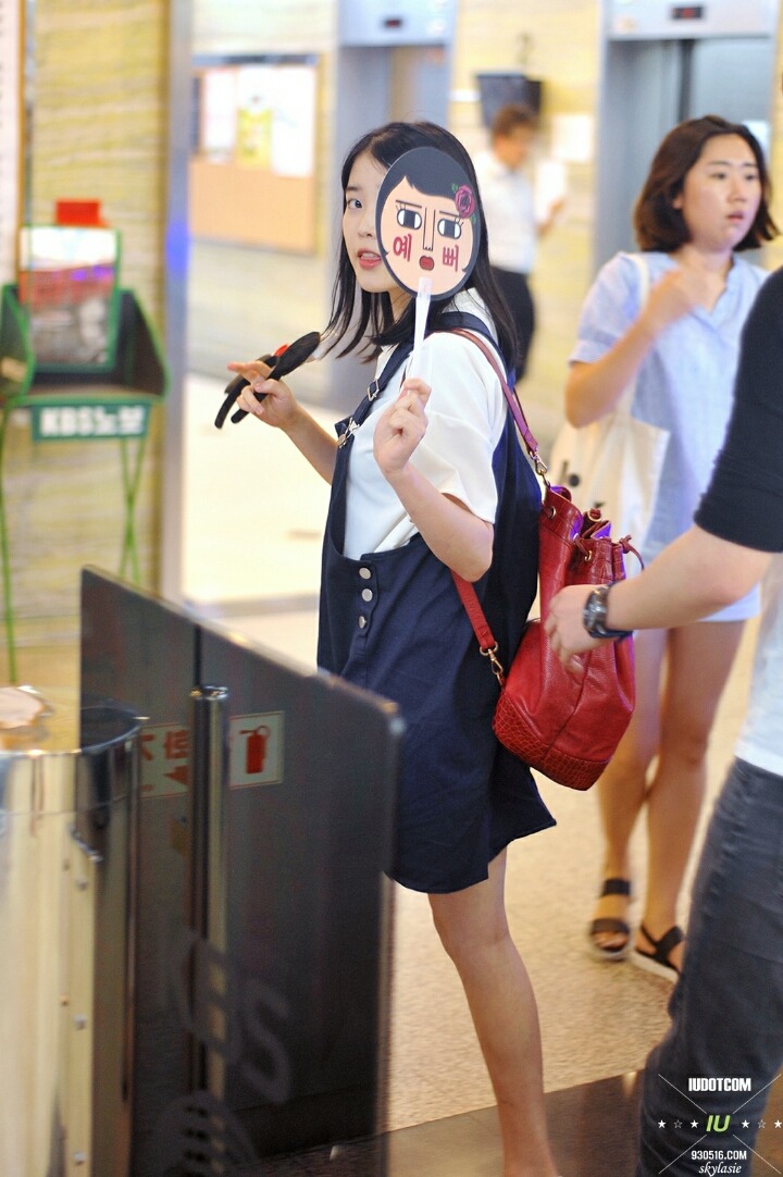 청멜빵 코디 자주하는 아이유.jpg | 인스티즈