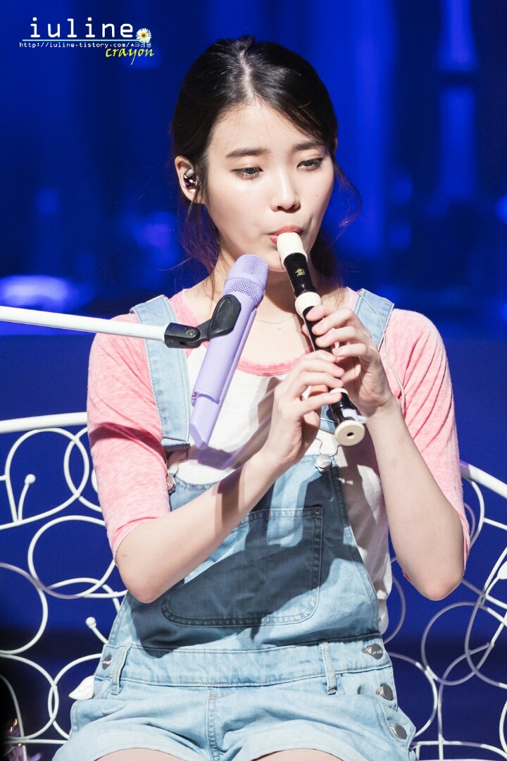 청멜빵 코디 자주하는 아이유.jpg | 인스티즈