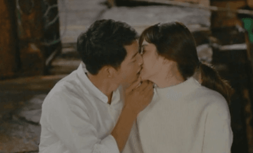[태양의후예] 송중기-송혜교 엔딩 키스신.gif | 인스티즈