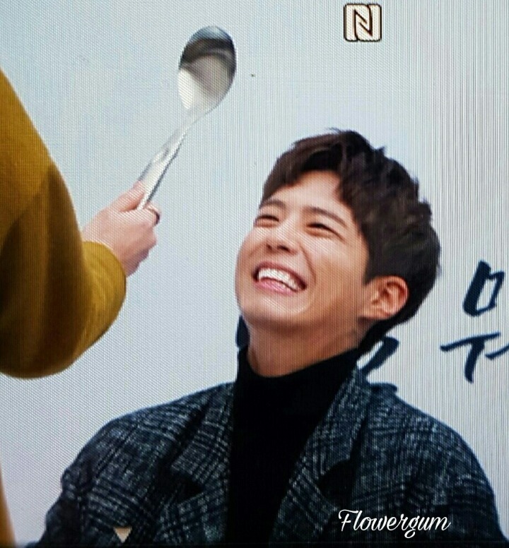소리치는 아저씨 팬을 본 박보검 표정.JPG | 인스티즈