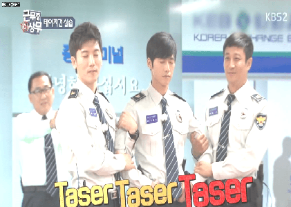 오산 피카츄가 맞았다는 테이저건 맞는 사람들 반응.gif | 인스티즈
