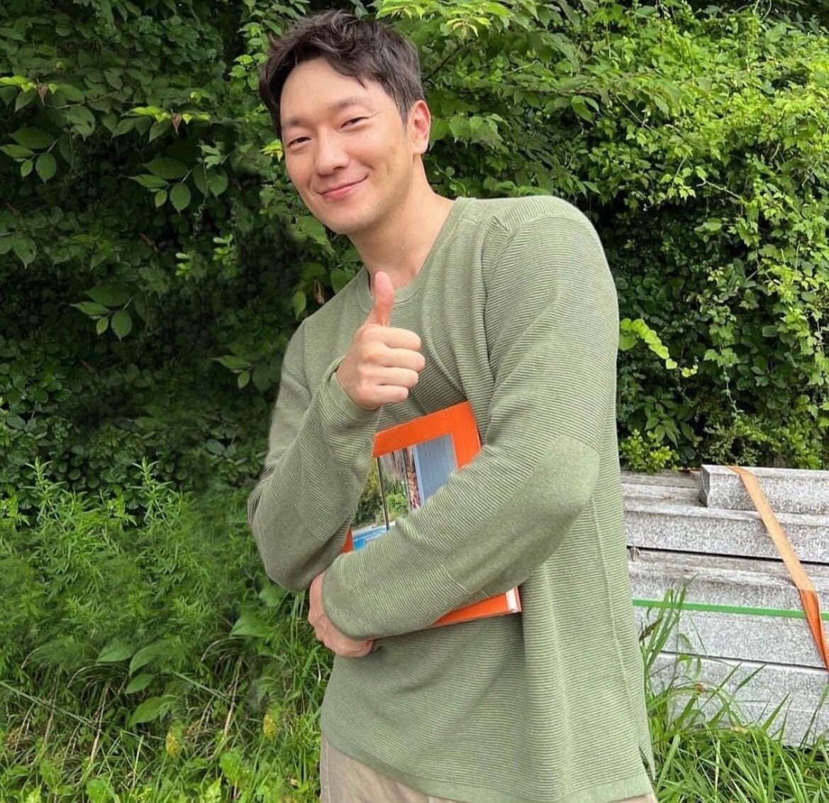 옷 훈훈하게 잘입고 다니는 손석구 사복 스타일 | 인스티즈
