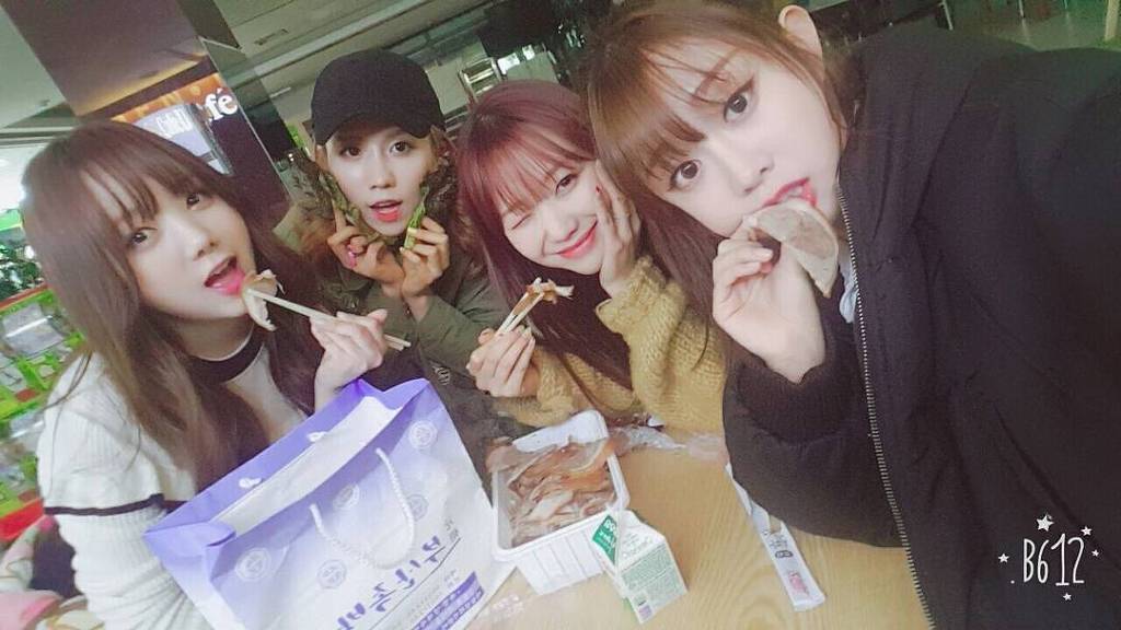 [러블리즈] 커피 마시고 윙크하는 지수 | 인스티즈
