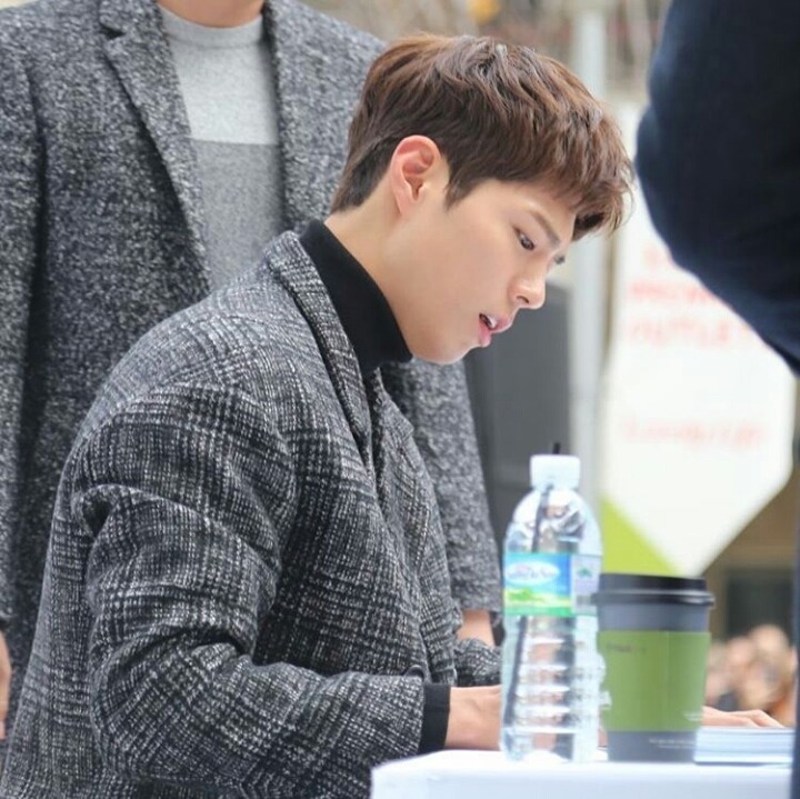 소리치는 아저씨 팬을 본 박보검 표정.JPG | 인스티즈