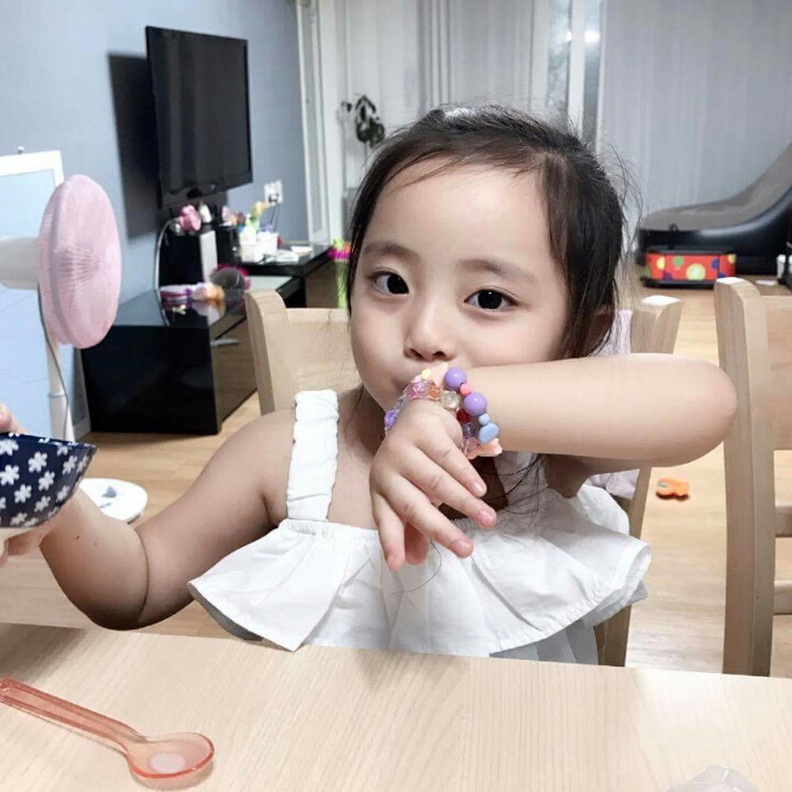 태어날 때부터 미모가 만렙인 꼬마아이의 근황 | 인스티즈