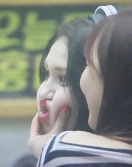 보이는 라디오에서 전소미.gif | 인스티즈