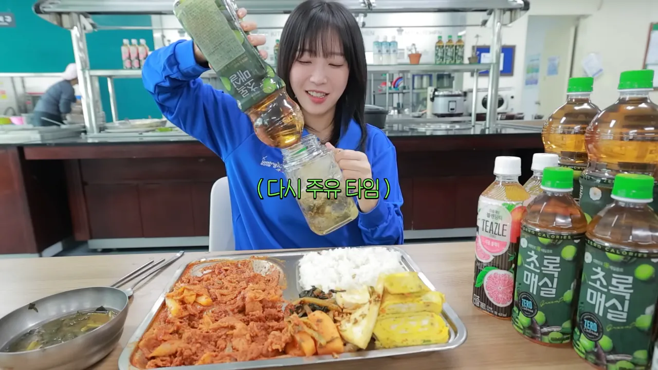 학생때 못한 구내식당 자율배식의 한을 푼 쯔양 | 인스티즈